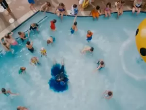 Afinal, existe substância química que dedura quem fez xixi na piscina?