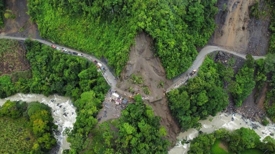 Deslizamento de terra provocou a morte de dezenas pessoas na zona rural de Pueblo Rico, na Colômbia - Reprodução/Twitter @VictorTamayoV