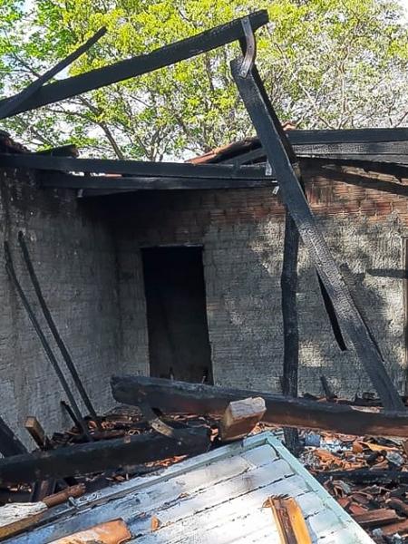 Rancho queimado na comunidade do Cupim, em Correntina (BA), em setembro  - Associação de Fundo e&nbsp;Fecho&nbsp;de&nbsp;Pasto/Divulgação