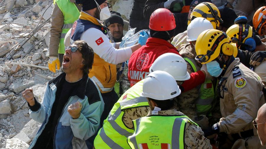 Homem reage após mãe ser resgatada após 177 horas em Hatay, Turquia  - REUTERS/Umit Bektas
