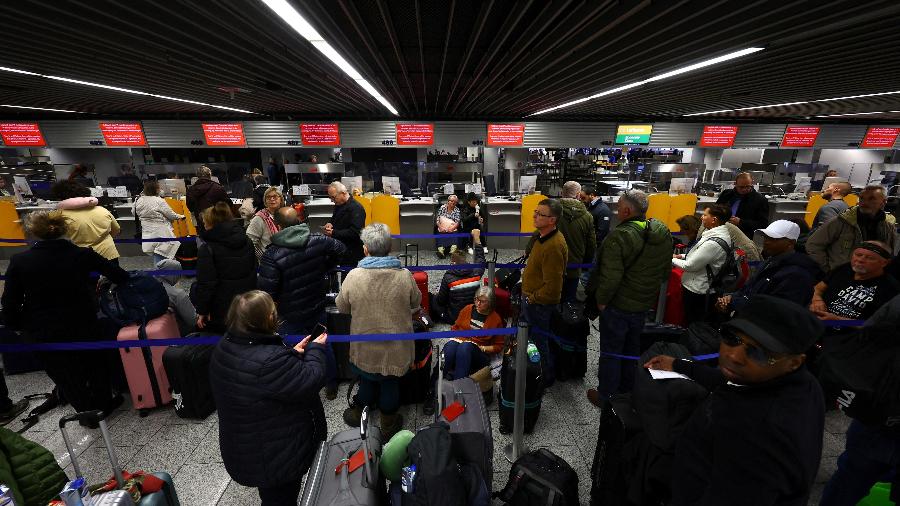 15.fev.23 - Passageiros esperam em frente ao balcão de check-in da Lufthansa após uma falha de TI causar atrasos e interrupções em voos em Frankfurt, Alemanha - KAI PFAFFENBACH/REUTERS