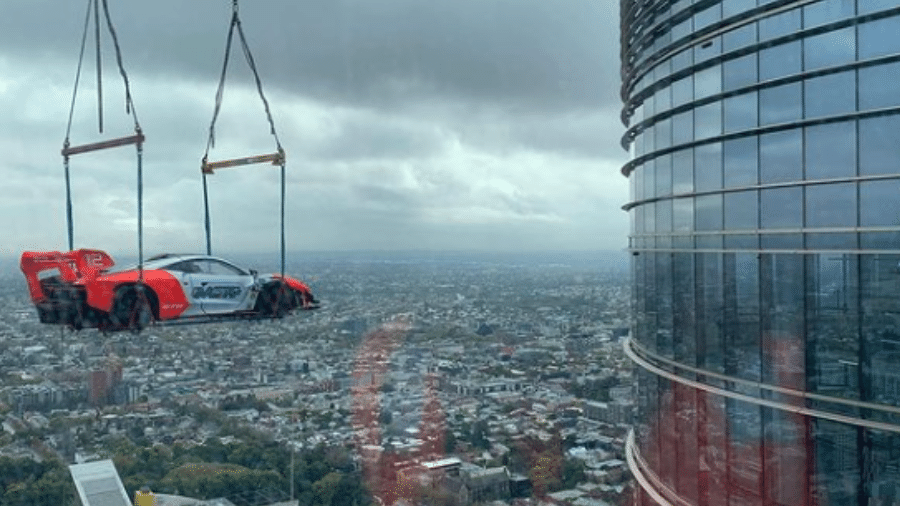 Milionário coloca carro de luxo em cobertura no 57° andar - Reprodução/redes sociais