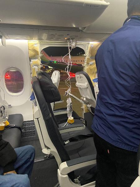 05.jan.24 - Máscaras de oxigênio caem após porta se desprender de um avião da Alaska Airlines, que tinha como destino Ontário, Califórnia