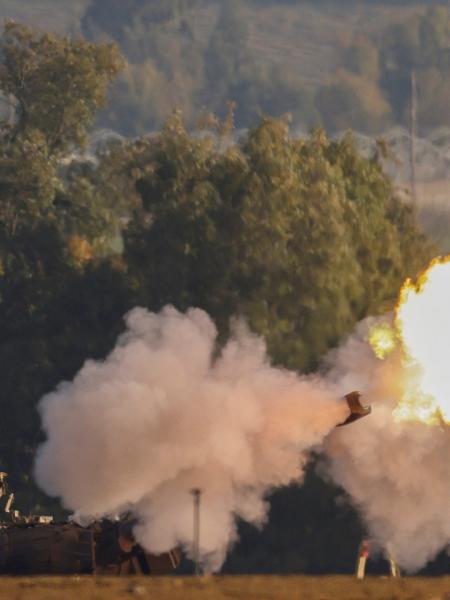 06.jan.24 - Disparos de unidade de artilharia israelense em meio a conflito entre Israel e o Hamas, perto da fronteira Israel-Gaza, no sul de Israel