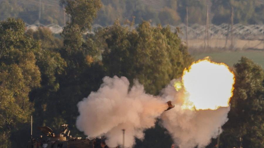 06.jan.24 - Disparos de unidade de artilharia israelense em meio a conflito entre Israel e o Hamas