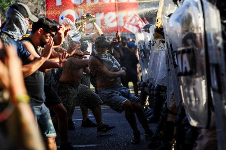 Manifestantes são atingidos por gás de pimenta em protesto contra a Lei de Bases na Argentina Manifestantes são atingidos por gás de pimenta em protesto contra a Lei de Bases na Argentina