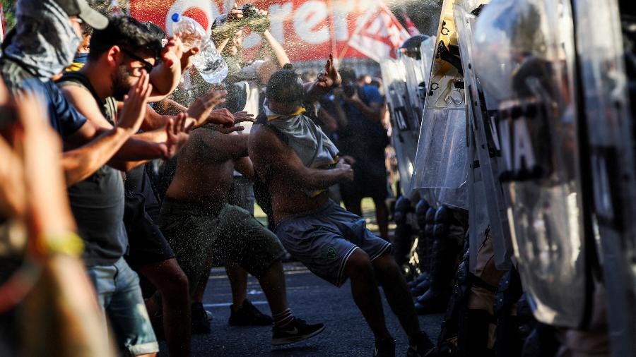 Manifestantes são atingidos por gás de pimenta em protesto contra a Lei de Bases na Argentina
