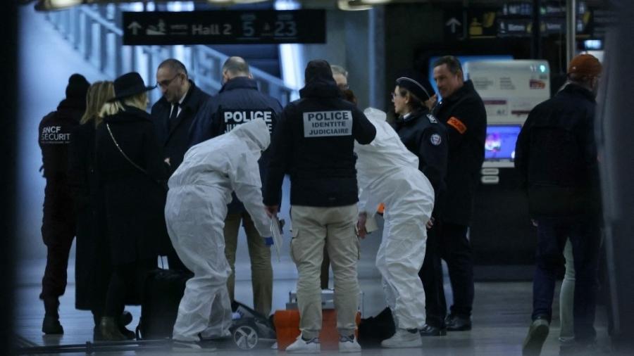 Polícia na estação Gare de Lyon, em Paris, após atentado a faca que deixou três feridos
