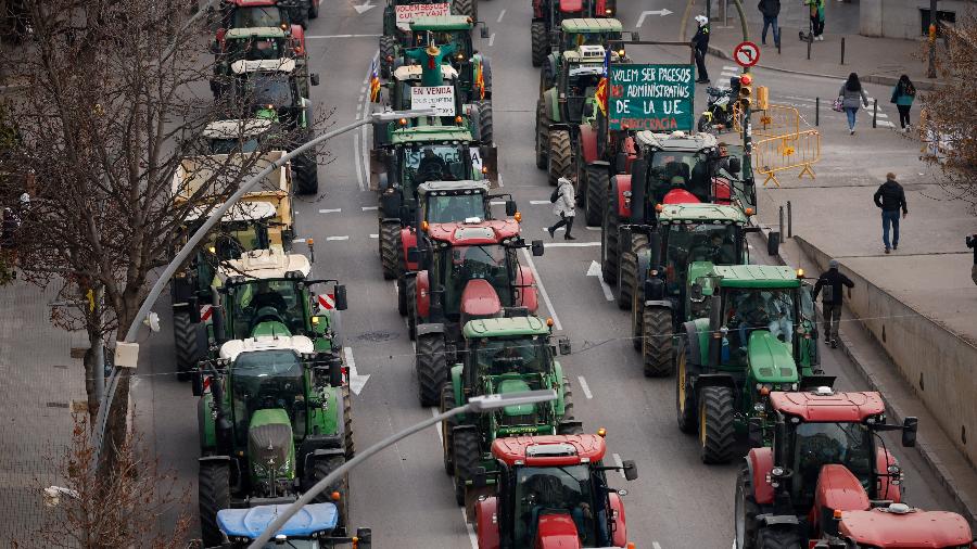Agricultores protestam em Girona, na Espanha, nesta terça-feira (6)