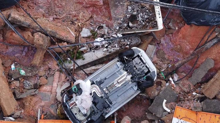 Carro caiu em canteiro de obras do metrô no centro de São Paulo após fortes chuvas