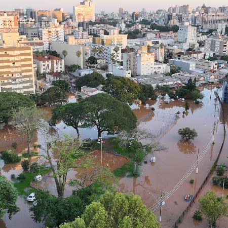 Vista aérea da cidade de Porto Alegre, onde ruas permanecem alagadas nesta terça-feira (7)