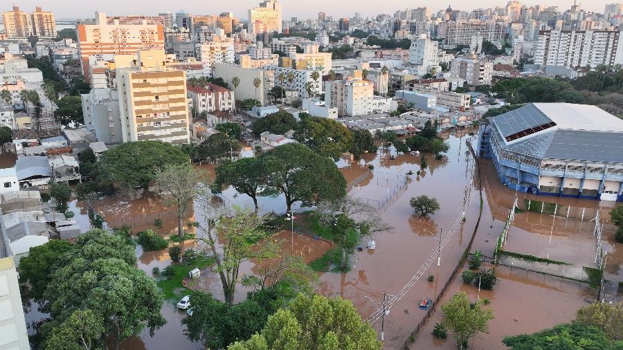 Vista aérea da cidade de Porto Alegre, onde ruas permanecem alagadas