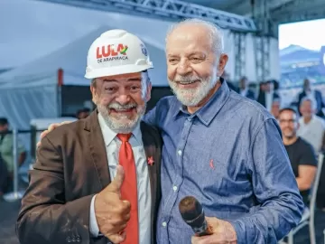 Lula encontra com sósia em AL e brinca: 'Sou mais bonito que você'