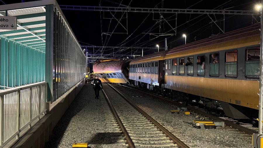 5.jun.2024 - Vagão descarrilado após uma colisão entre um trem de passageiros e um trem de carga em Pardubice, na República Tcheca, em foto obtida nas redes sociais