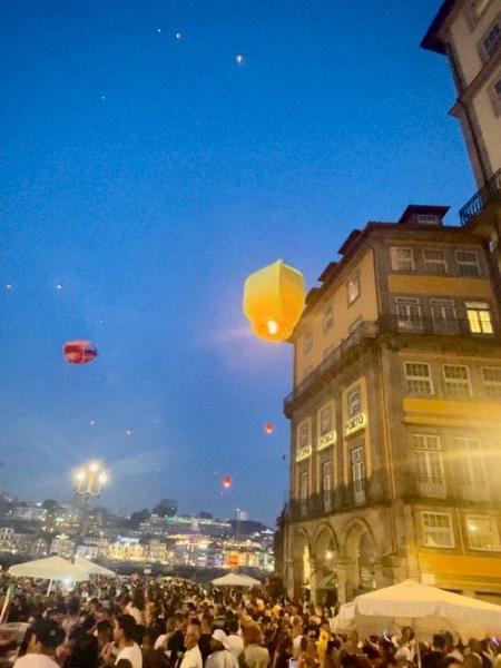 Multidão se reuniu à beira do rio Douro, em Porto, para assistir a soltura de balões