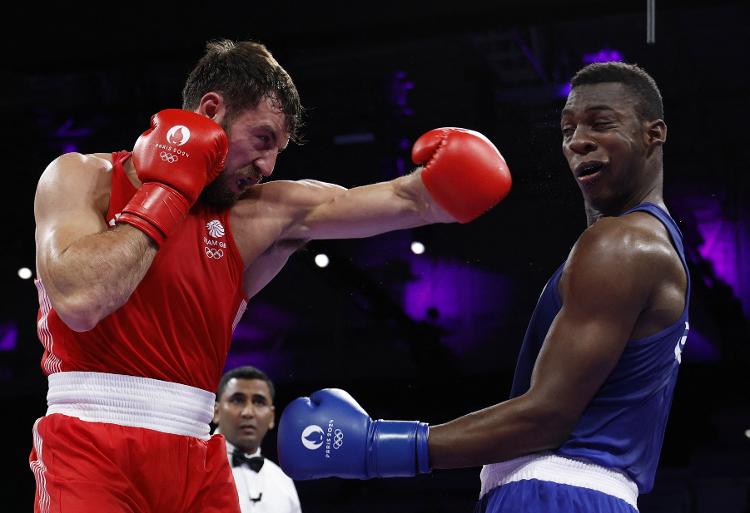 Patrick James Brown, da Inglaterra, cruza contra Keno Marley Machado, na preliminar masculina dos 92kg que terminou com a vitória do brasileiro, no último dia 28