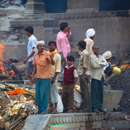 Cremação de mortos às margens do rio Ganges em Varanasi, na Índia