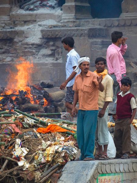 Cremação de mortos às margens do rio Ganges em Varanasi, na Índia