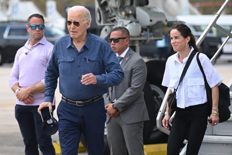 O presidente dos EUA, Joe Biden, e sua filha, Ashley Biden, chegam ao Aeroporto Internacional Eduardo Gomez, em Manaus, Brasil, em 17 de novembro de 2024