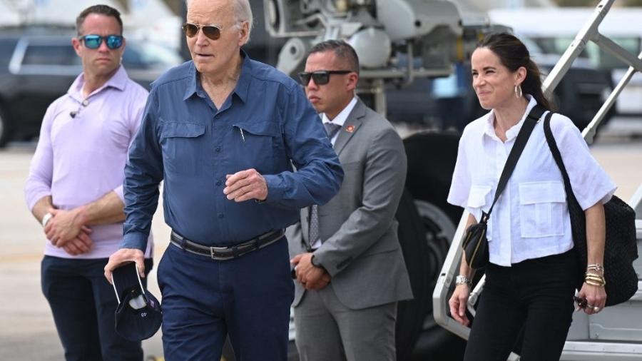 O presidente dos EUA, Joe Biden, e sua filha, Ashley Biden, chegam ao Aeroporto Internacional Eduardo Gomez, em Manaus, Brasil, em 17 de novembro de 2024