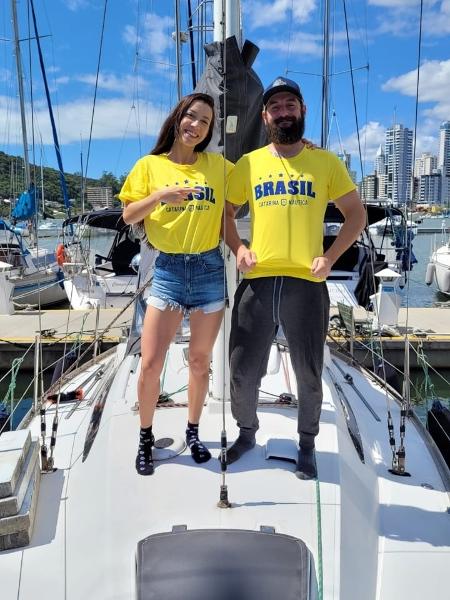 Luciana e Vinícius no veleiro onde moram