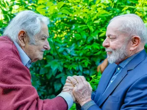 Lula entrega maior honraria do Brasil a Mujica e se emociona no Uruguai