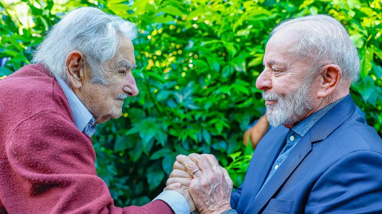 Lula condecora Mujica com Ordem Nacional do Cruzeiro do Sul, maior honraria brasileira, em dezembro de 2024 Lula condecora Mujica com Ordem Nacional do Cruzeiro do Sul, maior honraria brasileira, em dezembro de 2024