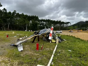 Helicóptero cai em Santa Catarina e deixa cinco pessoas feridas