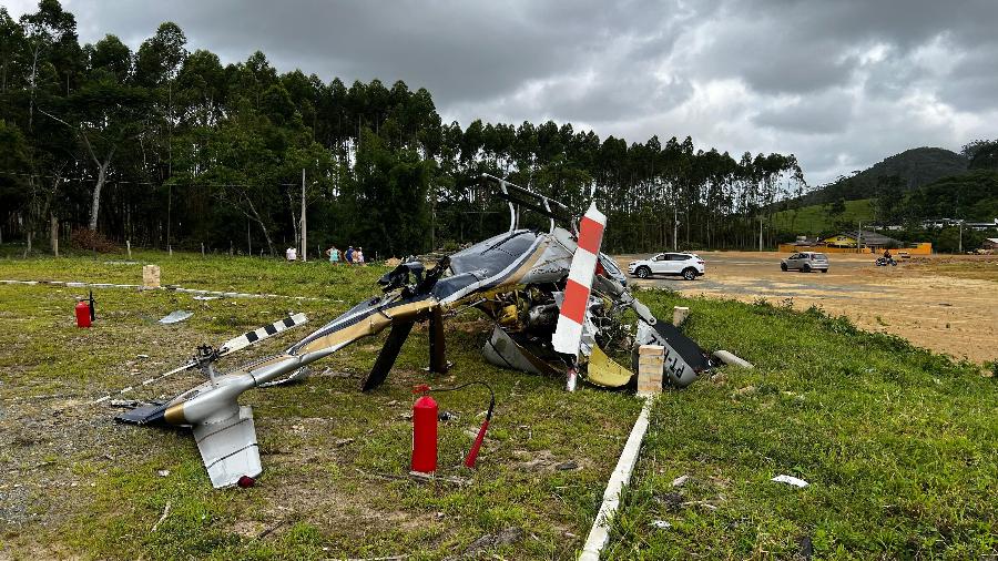 Helicóptero cai em Penha (SC) e deixa cinco pessoas feridas