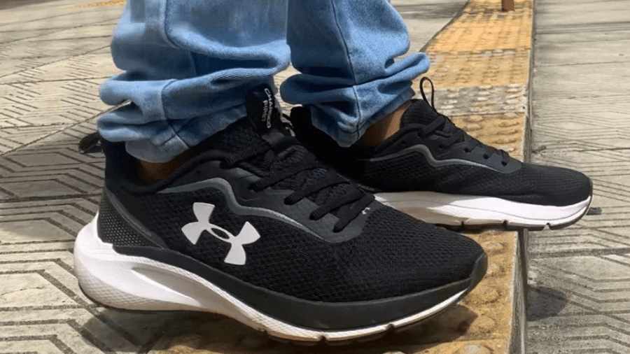 Modelo da marca Under Armour tem amortecimento responsivo Modelo da marca Under Armour tem amortecimento responsivo