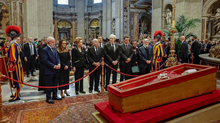 Presidente Lula e sua comitiva vão ao velório do papa Francisco Presidente Lula e sua comitiva vão ao velório do papa Francisco
