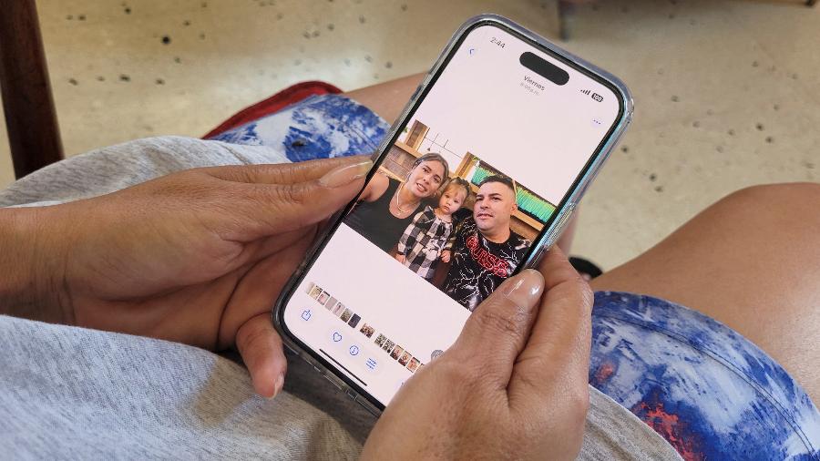 Em Cuba, Heidy Sanchez mostra uma foto com seu marido e sua filha, que estão nos EUA Em Cuba, Heidy Sanchez mostra uma foto com seu marido e sua filha, que estão nos EUA