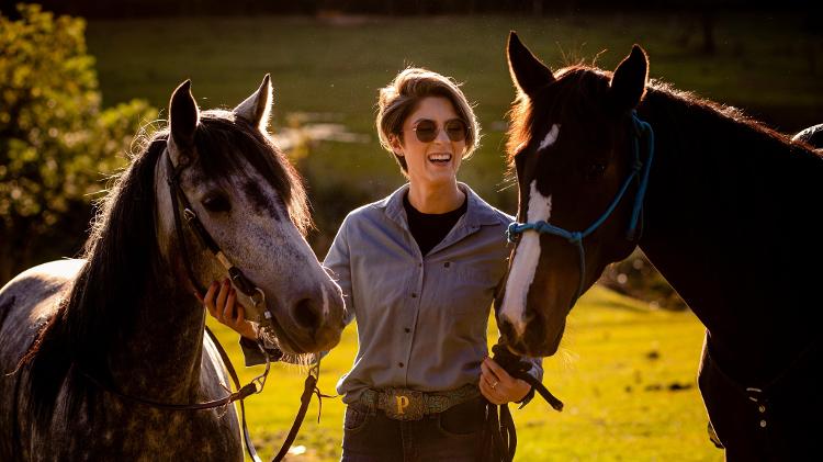Paolla Lucchin é domadora e ajuda cavalos a superarem traumas Paolla Lucchin é domadora e ajuda cavalos a superarem traumas