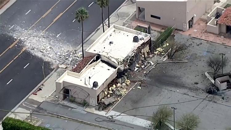 Entulhos na rua após explosão de bomba perto de uma clínica de fertilidade em Palm Springs, Califórnia Entulhos na rua após explosão de bomba perto de uma clínica de fertilidade em Palm Springs, Califórnia