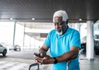 Letras maiores e menos telas: Uber agora tem modo sênior para ajudar idosos (Foto: Getty Images)