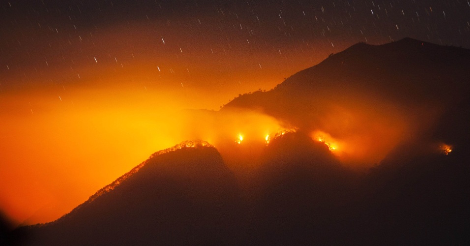 21.ago.2015 - Incêndio florestal atinge o monte Merbabu, visto a partir do distrito de Magelang, na Indonésia