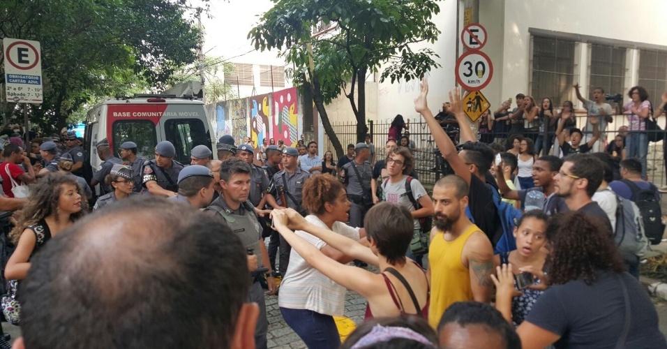 10.nov.2015 - PM e manifestantes discutem em frente à escola estadual Fernão Dias, na zona oeste de Sâo Paulo, por causa de detenção de uma estudante