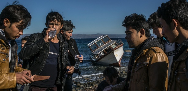 2.nov.2015 - Refugiados afegãos se reúnem em praia da Ilha de Lesbos (Grécia) após cruzar o Mar Egeu - Maurício Lima/The New York Times