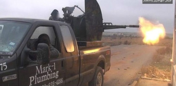 A caminhonete da loja de Mark Oberholtzer apareceu no meio da guerra da Síria após ser vendida nos EUA - Twitter/Reprodução