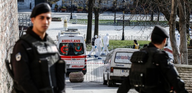 Policiais turcos protegem local onde houve a explosão  - Bulent Kilic/AFP