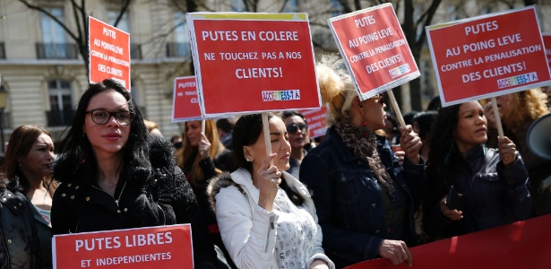Prostitutas fazem protesto contra lei que pune os clientes na França - Thomas Samson/AFP