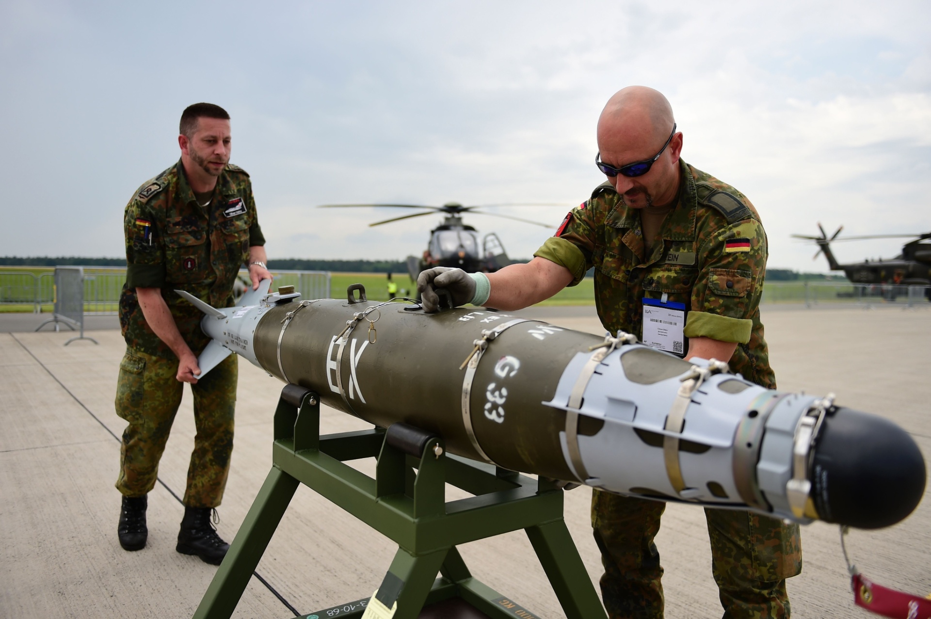 30.mai.2016 - Membros das forças armadas da Alemanha carregam um armamento GBU 54, que será exibido no International Aerospace Exhibition (ILA), em Schoenefeld, próximo à capital alemã - Tobias Schwarz/AFP Photo