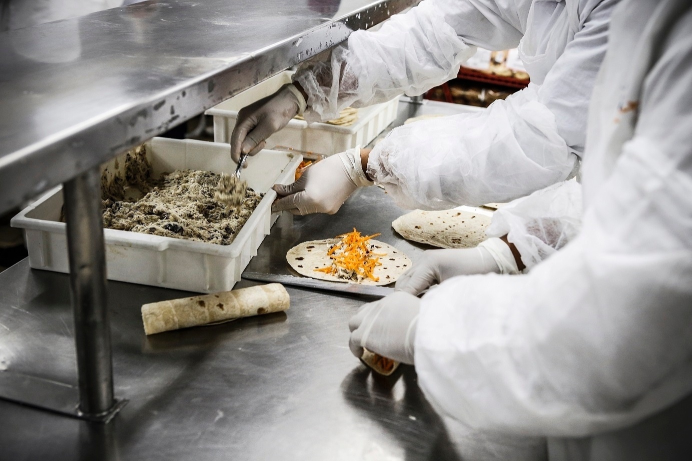 Os alimentos são preparados com antecedência máxima entre seis e oito horas antes da decolagem do voo - Lucas Lima/UOL