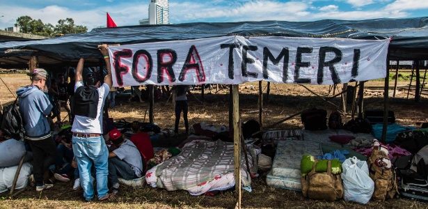 Integrantes do MST acampam em terreno ao lado da rodoviária de Curitiba (PR) para aguardar o depoimento do ex-presidente Luiz Inácio Lula da Silva - TABA BENEDICTO/AGÊNCIA O DIA/AGÊNCIA O DIA/ESTADÃO CONTEÚDO