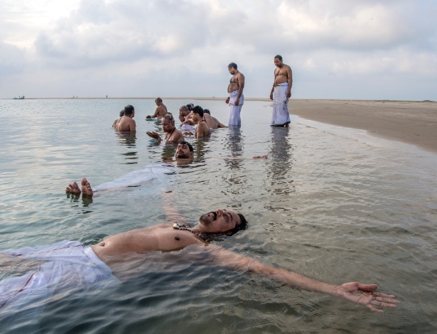 Devotos se banham nas águas da praia de Dhanushkodi, na ilha de Pamban, na Índia  - ATUL LOKE/NYT