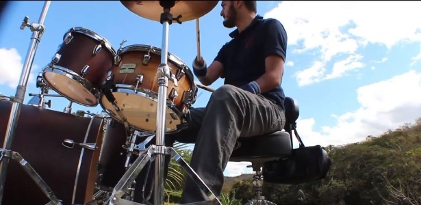 O baterista Jésus Alecrim já começou a usar as novas próteses obtidas por meio de uma vaquinha online - Gidson Estrela Ramos/Arquivo Pessoal
