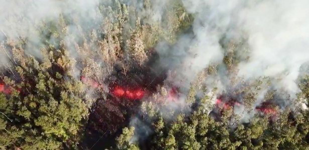 Lava emerge de cratera entre árvores no vulcão Kilauea - Jeremiah Osuna/Reuters