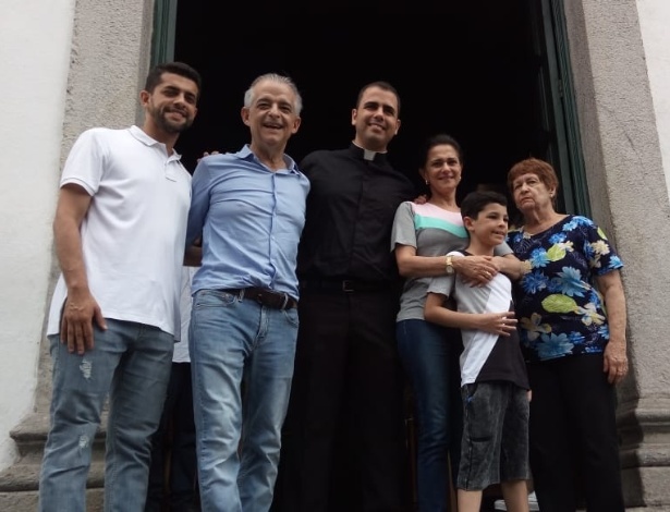 Márcio França, candidato ao governo de SP, com a família na Igreja Matriz de São Vicente