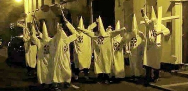 Grupo teria se vestido com roupas que lembram a KKK por conta do Halloween - Reprodução Twitter @BenJolly9
