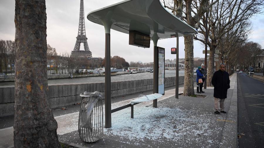 Manhã de domingo (9) em Paris, França, depois de um sábado de confrontos violentos - Erica Feferber/AFP